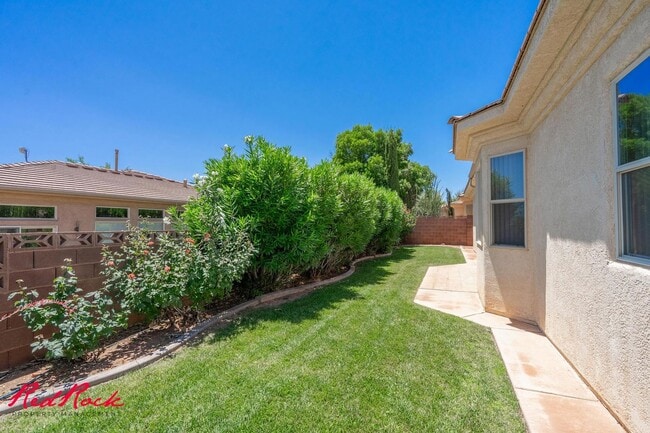Building Photo - Comfortable 3-bedroom Home. Small Dog Frie...