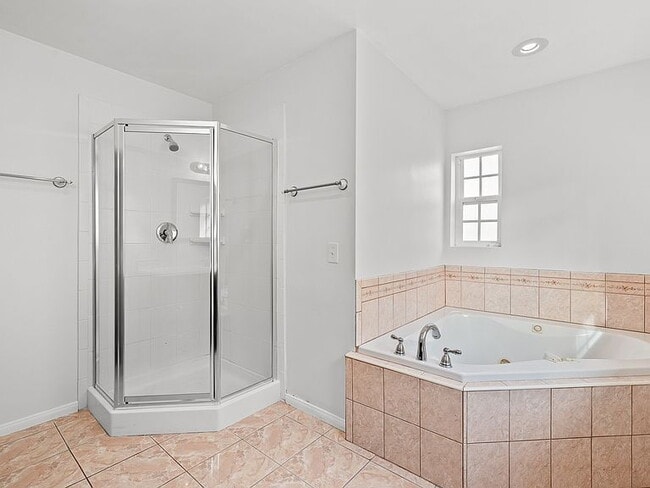 Building Photo - "Spacious 4-Bed, 3-Bath Oasis in Prime Los Angeles Location - 2080 Sq Ft of Comfort!"