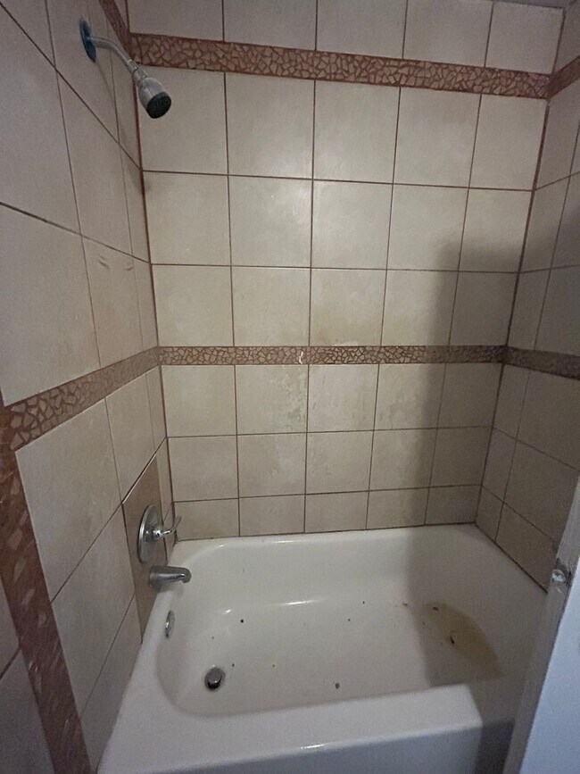 Building Photo - Section 8 Accepted! Spacious newly renovat...