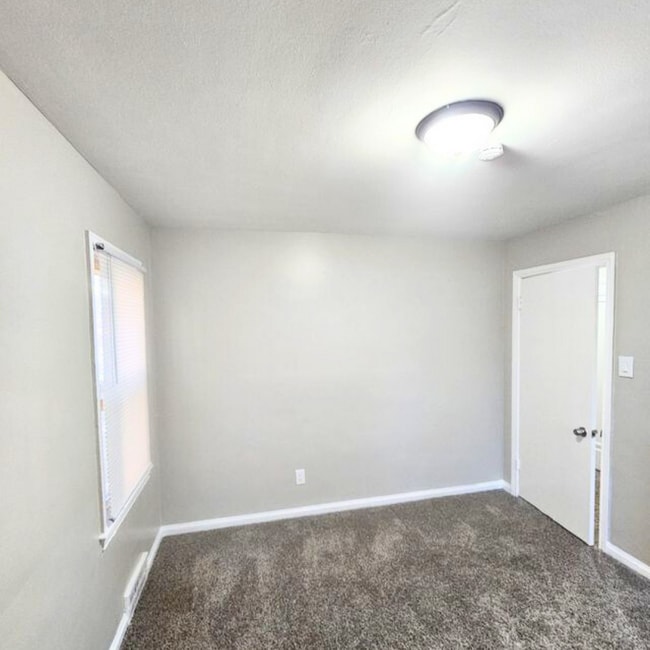 Building Photo - 10803 Roxbury St