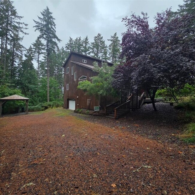 Building Photo - Huge 5 Bedroom Cabin-Style Home on 2+ Wood...