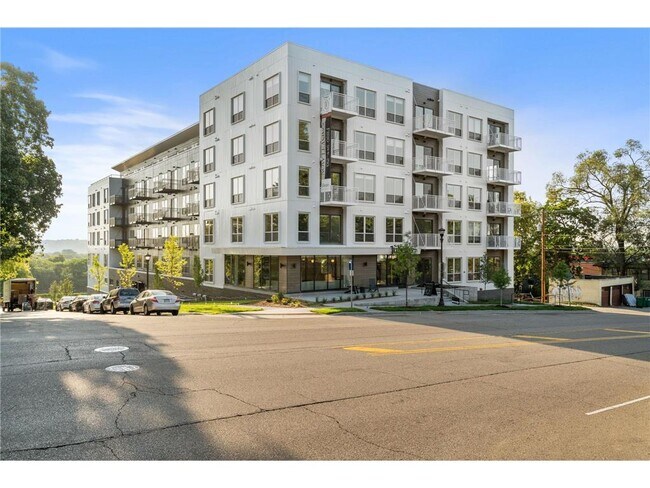 Building Photo - 470 Lexington Parkway S