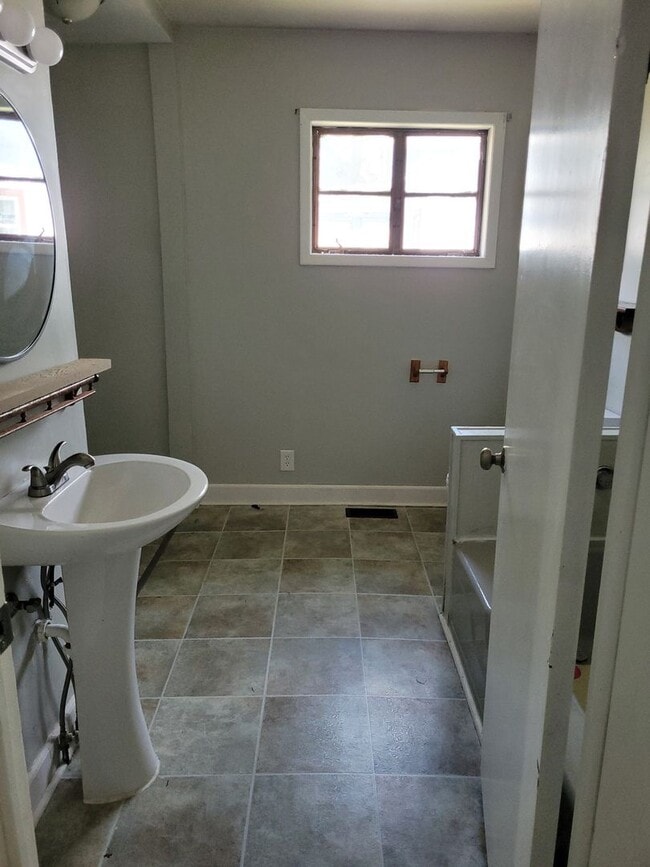 Building Photo - 3 Bed 2 Bath Bungalow walking distance to river