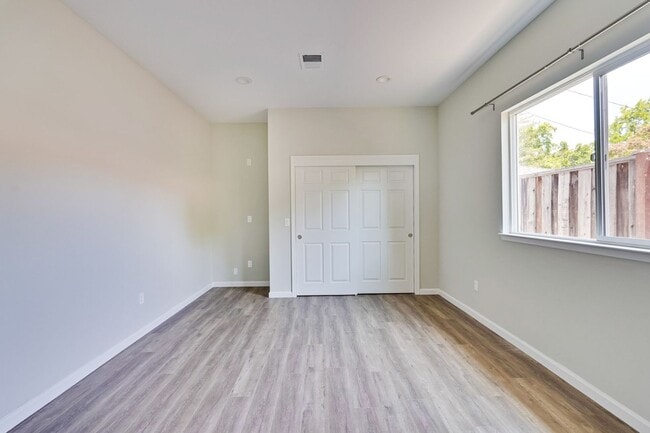 Building Photo - Excellent 2 bed 1 Bath ADU