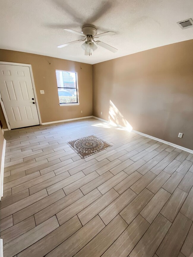 Building Photo - Townhome in Fort Walton Beach!