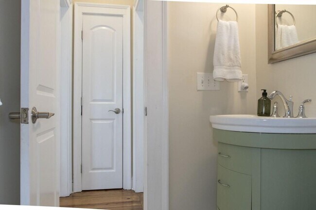 Building Photo - 801 Durant Pl NE