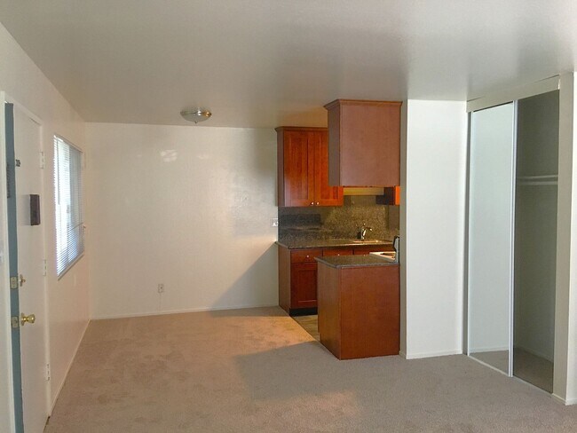 Building Photo - Spacious 2 Bedroom,  Freshly Painted, Updated Kitchen with Granite Countertops, on Central Ave