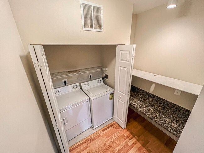 Building Photo - Sunny 1 Bed 1 Bath Condo In Beautiful Fairfax Ridge Condo