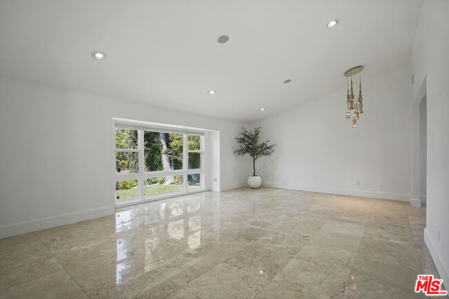 Building Photo - 16544 Park Ln Dr