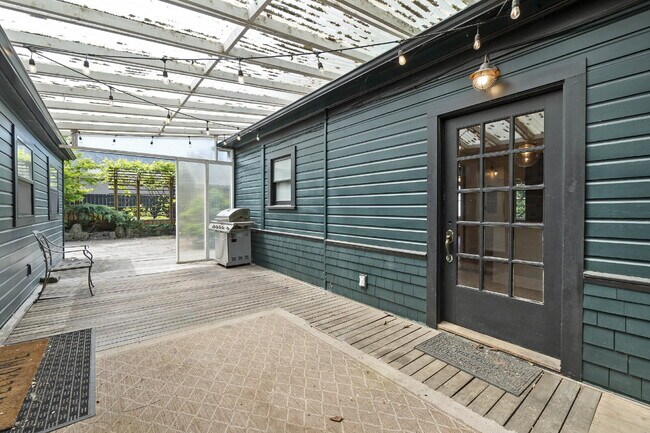 Building Photo - Beautifully Restored 3-Bedroom Home in Historic Section of Oregon City
