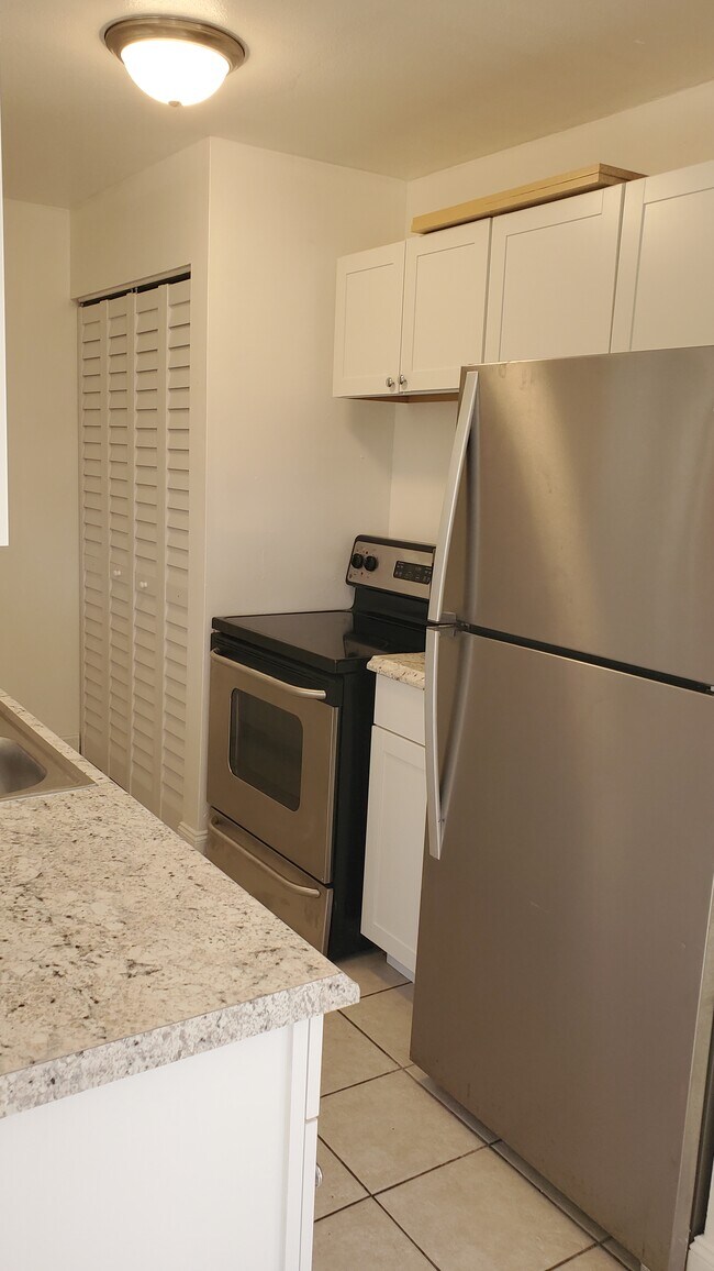 Building Photo - 369 Diamond St