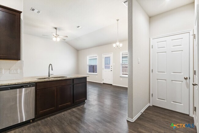 Building Photo - 636 Heathers Wy