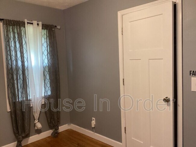 Building Photo - 64 Valentine St