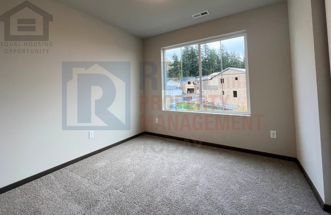 Building Photo - Stunning 5 Bedroom! Great Location!