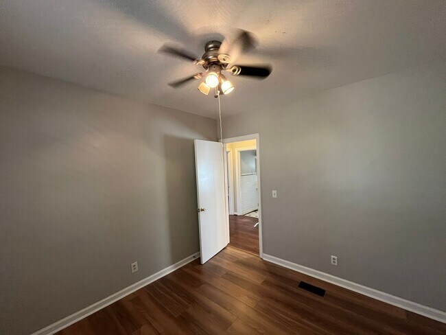 Building Photo - Move In Ready!! Cozy Brick Home, in North Columbus. Located off of Airport Thruway!! HAPP Accepted.