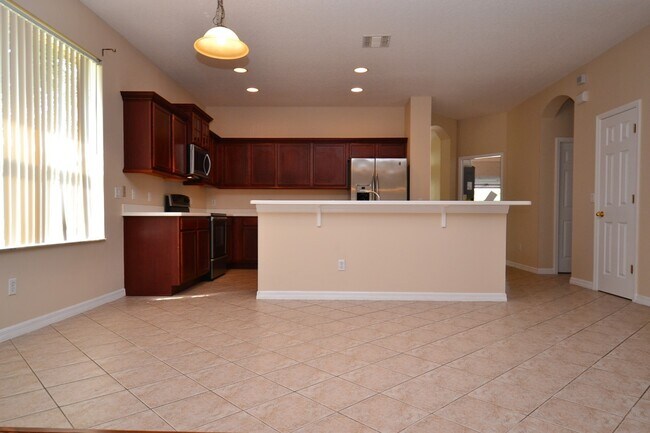 Building Photo - 4 BR Lakefront & Pool Home