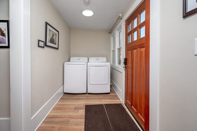 Building Photo - 500 W Rosemary St