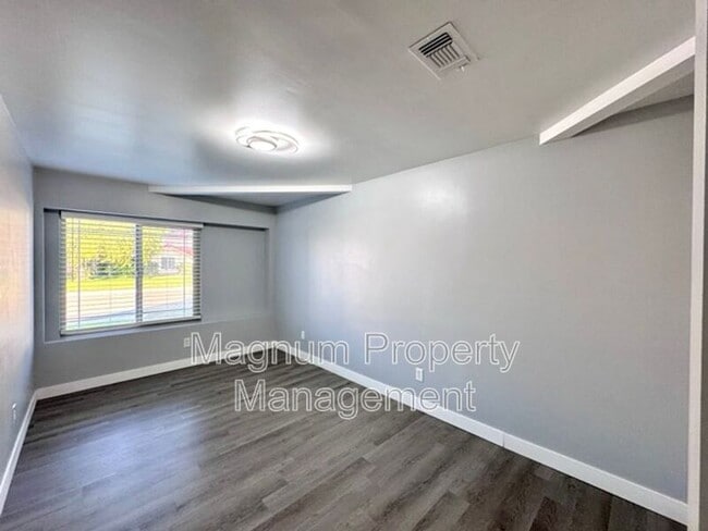 Building Photo - 45627 Clubhouse Dr