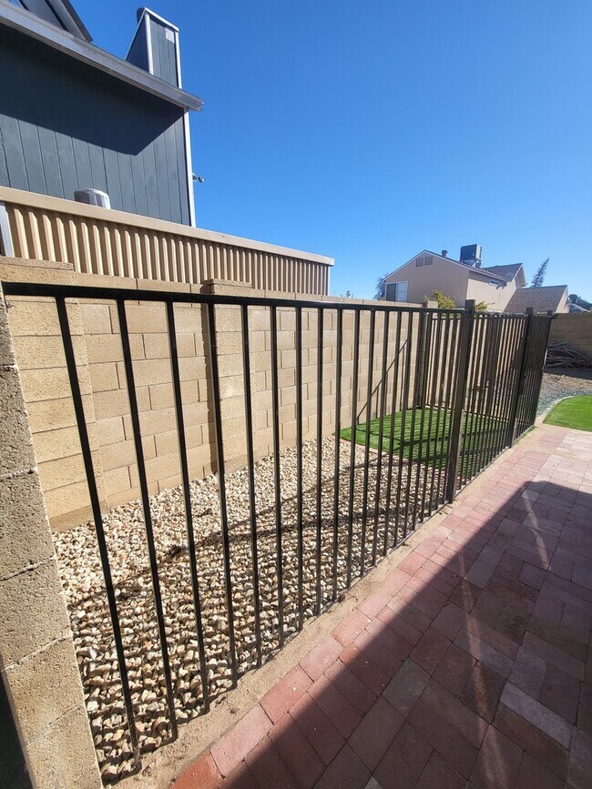 Building Photo - 6609 W Sierra St