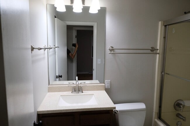 Building Photo - Just Remodeled!  3 Bedroom 1 Bath near jus...
