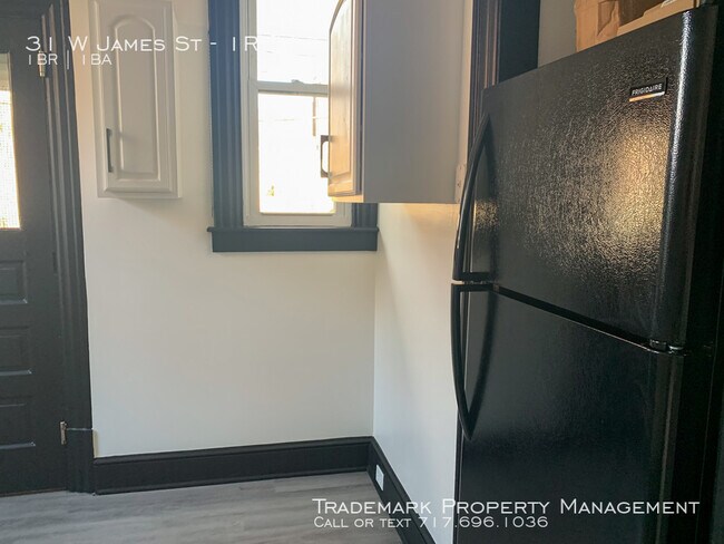 Building Photo - Updated 1 Bedroom Apartment
