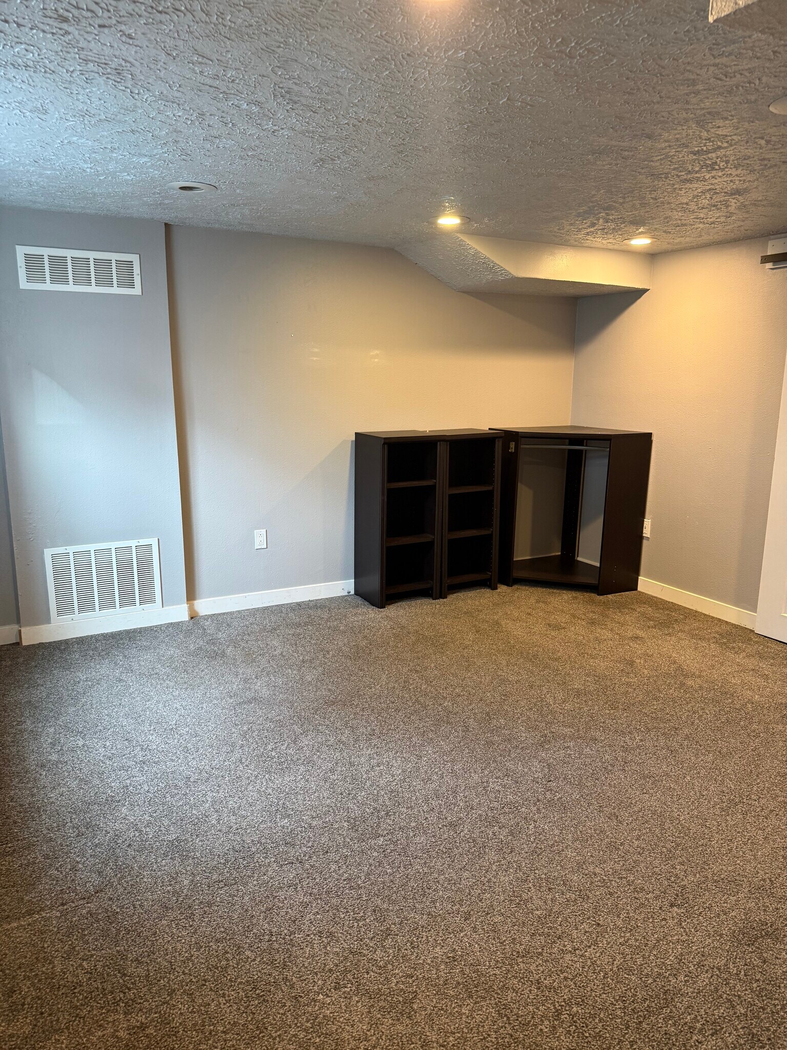 Building Photo - 9518 E Broadway Ave