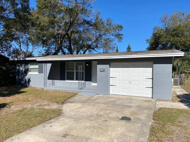 Building Photo - 2613 Drake Dr