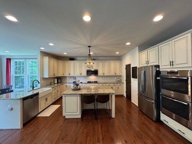 Building Photo - Amazing 6 Bed 5 Bath Single Family Home Wi...