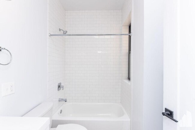 Building Photo - 2 bedroom in Chicago IL 60647