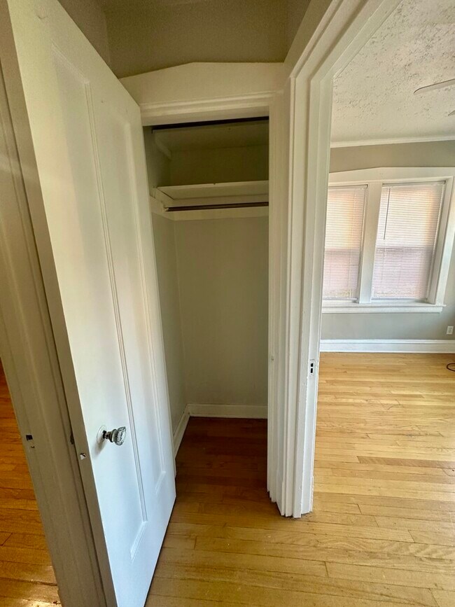 Building Photo - 6327 N Oakley Ave