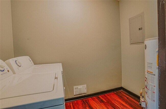Building Photo - 2877 Whispering Hills Dr