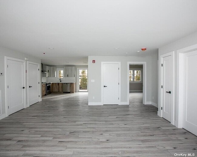 Building Photo - 170 W Montauk Hwy
