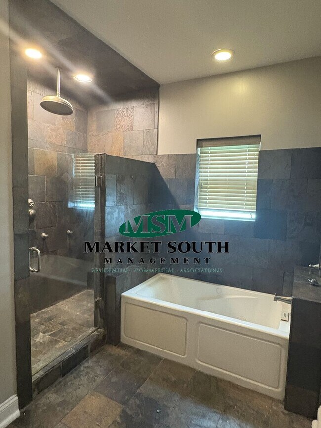 Building Photo - **REDUCED!!! Renovated Historic District!
