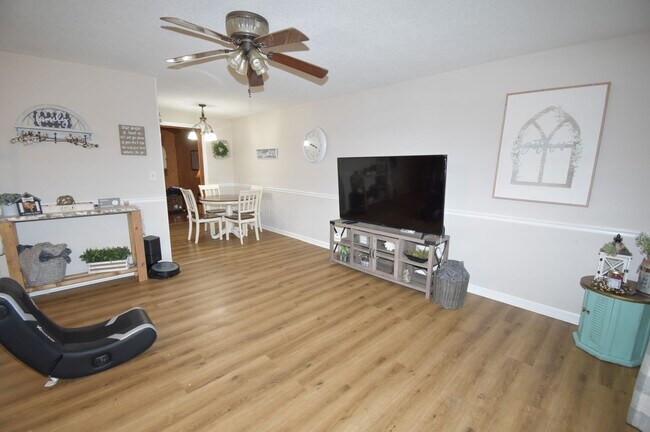 Building Photo - Large 3 Bedroom 3 Bath Home For Rent in Sa...