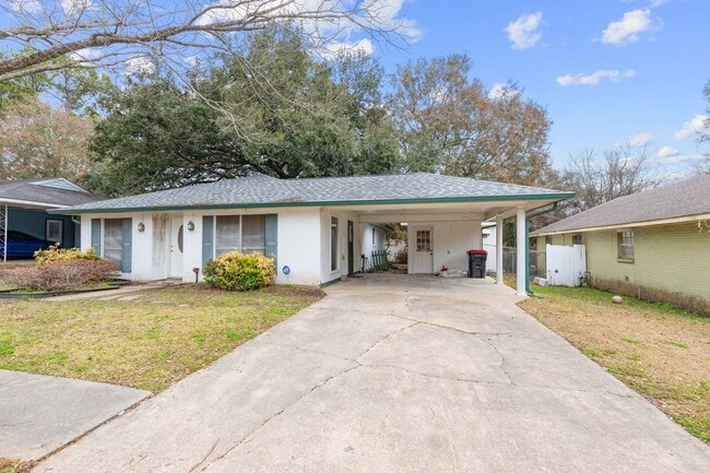 Building Photo - COMING APRIL 1ST!  NEWLY REMODELED HOME!