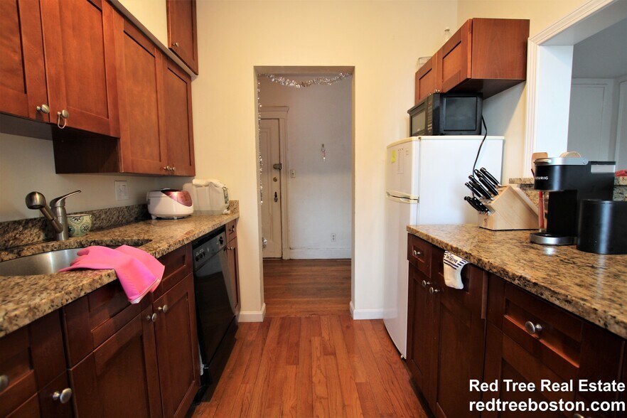 Building Photo - 2003 Commonwealth Ave