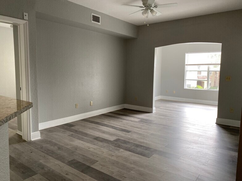 Building Photo - 823 Camargo Way