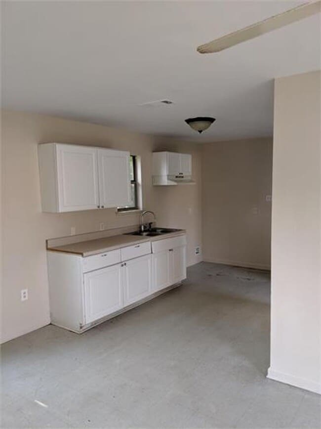 Building Photo - House for Rent