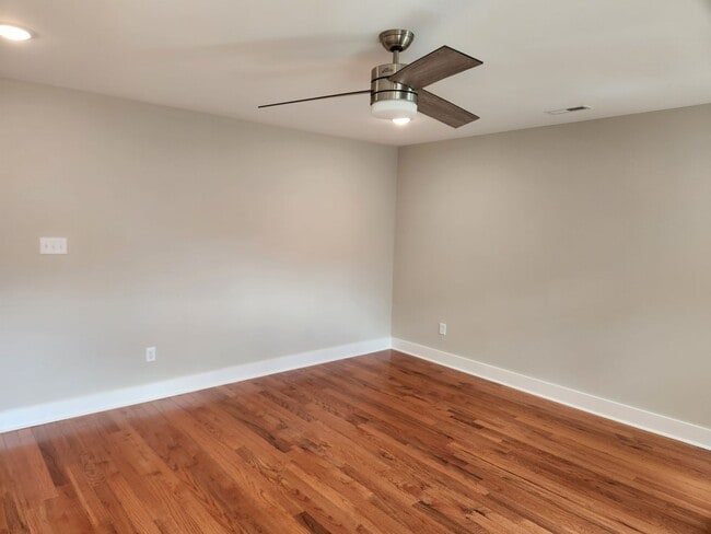 Building Photo - Chesterfield - 5 Bed 3.5 Bath Newer Modern...