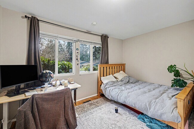 Building Photo - Charming 3-Bedroom Single-Family Home in Bellevue - $3,600!!