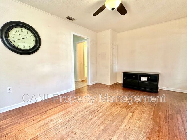 Building Photo - 916 W Wisconsin Ave