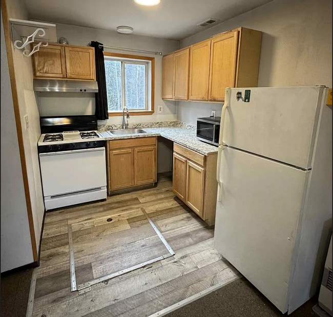 Building Photo - Private Home That's Still Close to the Amenities You Need!