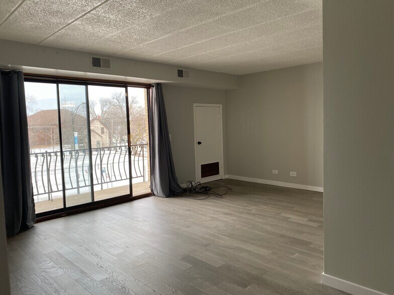 Building Photo - 5411 W Lawrence Ave