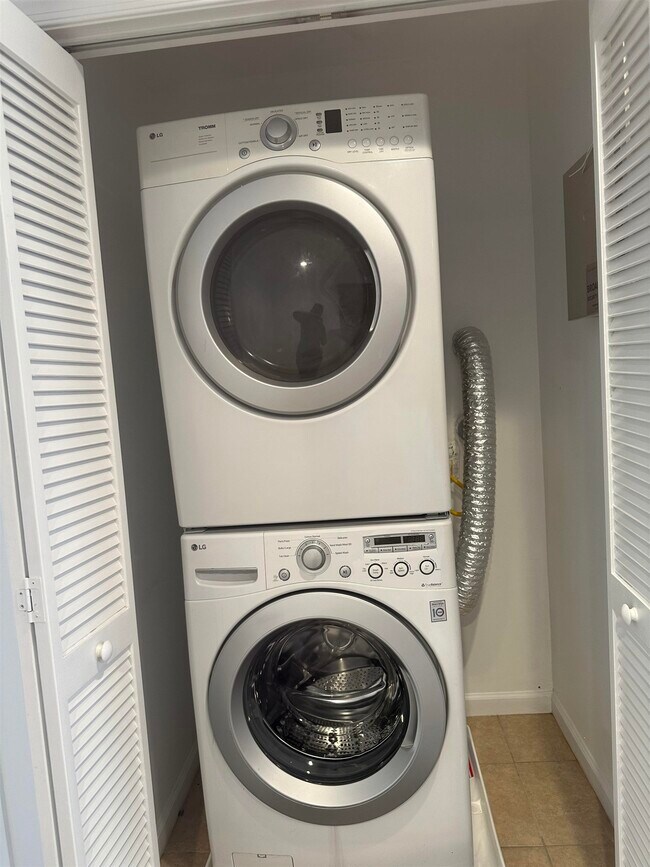 Building Photo - 2024 Grand Ave