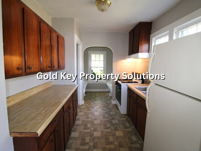 Building Photo - 2 BR 1 BA House with All New Carpet and Pa...