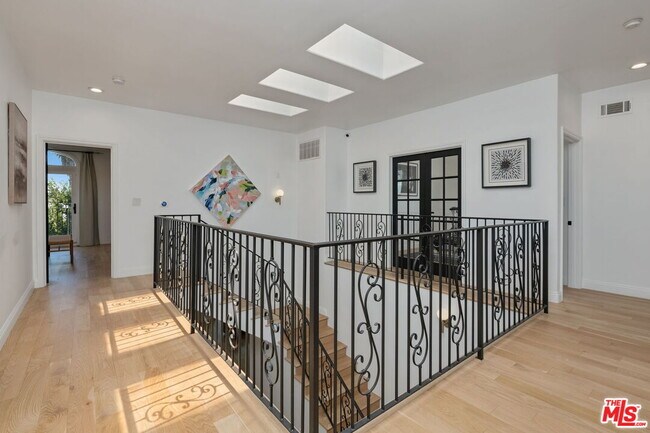 Building Photo - 2056 Kerwood Ave