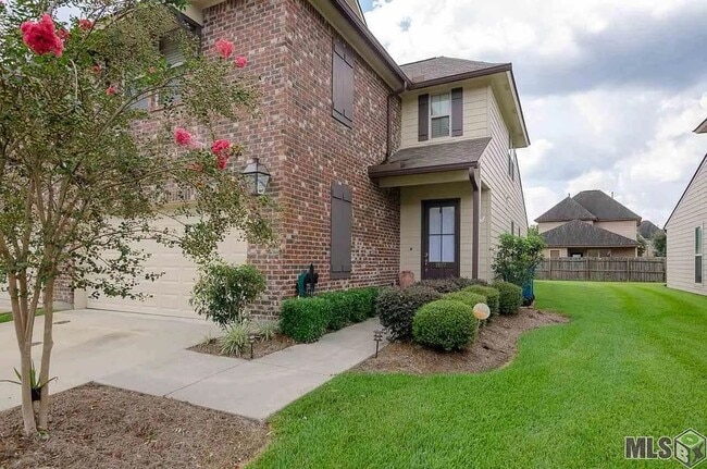 Building Photo - Beautiful Townhome with Fenced Yard & Garage in Prairieville