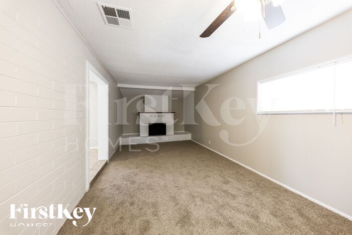 Building Photo - 2118 W Montebello Ave