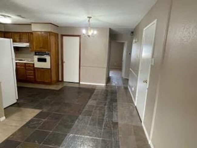 Building Photo - 2/2 Large 1200 Sq Ft Duplex with Garage and Large Backyard