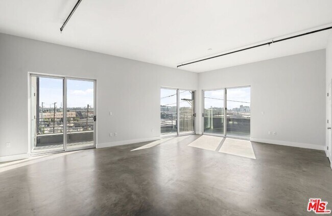 Building Photo - 825 East 4th St